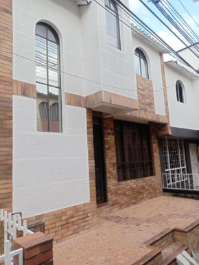 Casa hotel Habitaciones o casa ambiente Familiar en Floridablanca cerca del Centro Comercial Caracoli, Cañaveral y La florida, Jumbo, Exito y Metro minutos a Papi Quiero Piña, Anillo Vial, Via Giron y
